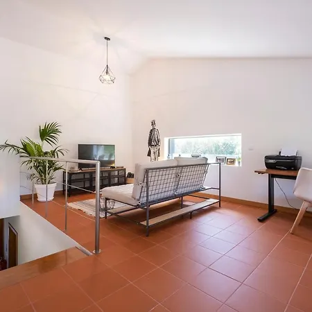Elegant Caloura
