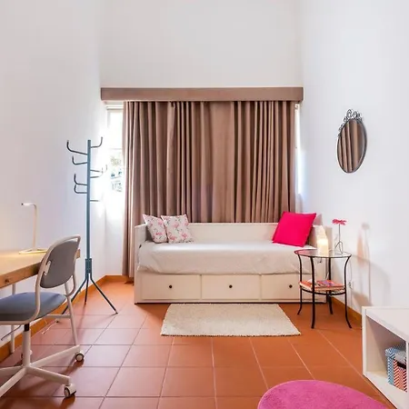 Elegant Caloura *